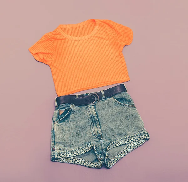 Vintage ladies denim shorts and bright shirt. glamorous style — Stock Photo, Image