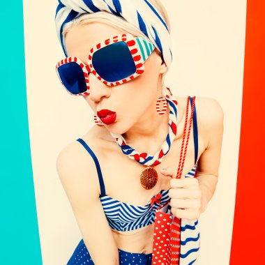 Deniz tarzı çekici sarışın. Moda vintage tarzı