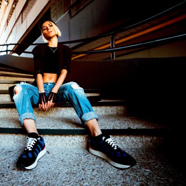 Şık kız. Yırtık kot pantolon. Kentsel moda stil