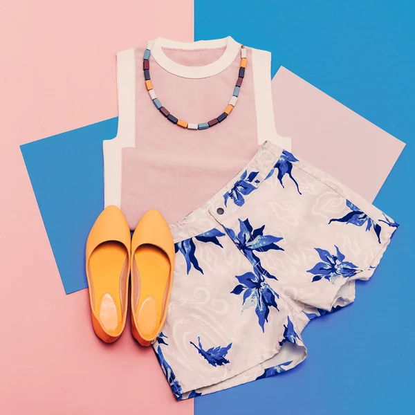 숙 녀 의류 세트입니다. 바닐라 여름 스타일입니다. 최신 유행 티셔츠, 반바지 — 스톡 사진