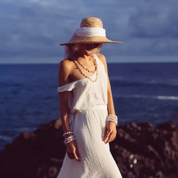 Romantisk modell på stranden i hatt och smycken tillbehör — Stockfoto