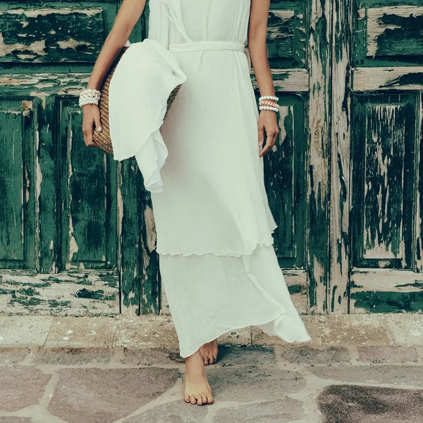 Lady against vintage door in white dress and stylish accessories — Stock Photo, Image