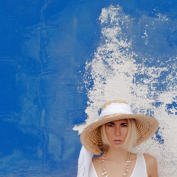 Blonde en chapeau vintage sur mur bleu — Photo