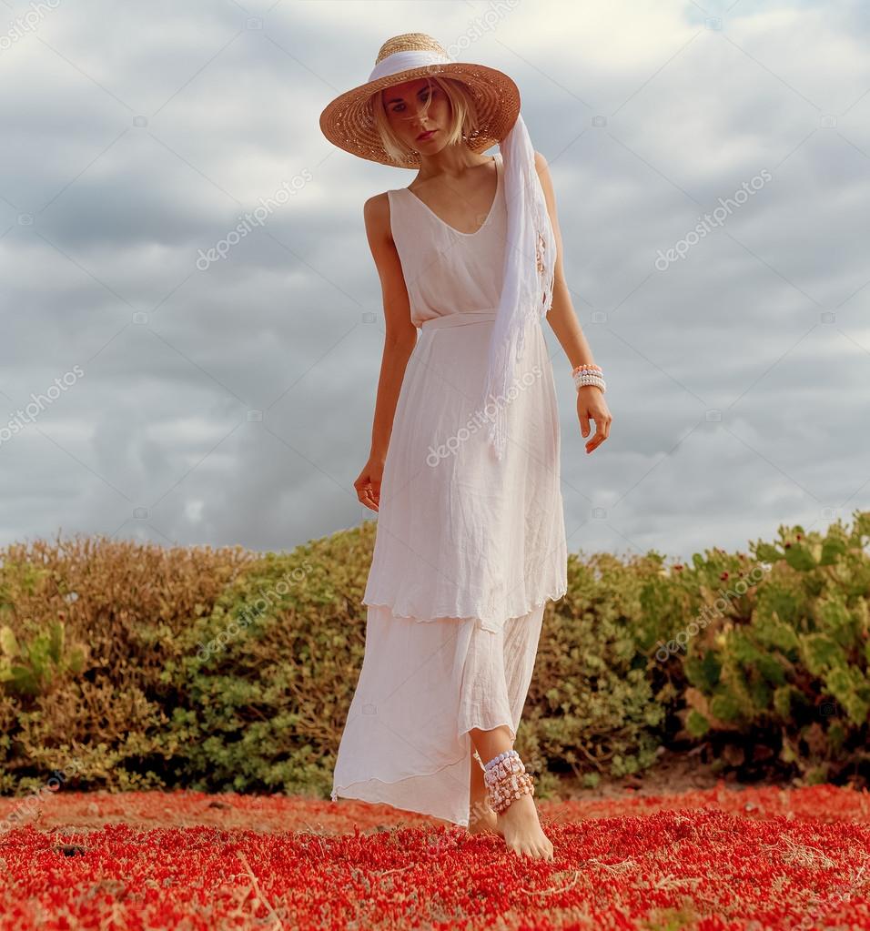 Romantisk model udendørs i hat — Stock-foto © Porechenskaya #74046845