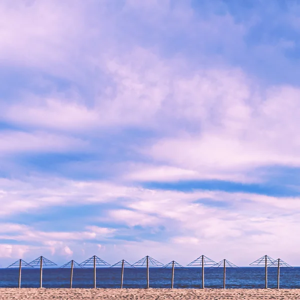 Esernyő. Beach. Nyaralás. Kék ég. óceán — Stock Fotó