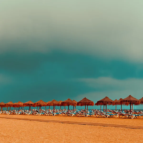 Relaxa. Praia. Cadeiras de praia guarda-chuvas no oceano — Fotografia de Stock