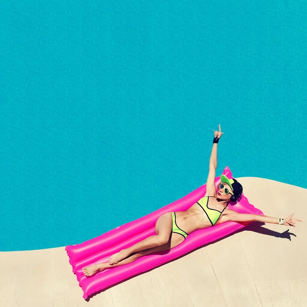 Glamour girl dj stil sıcak parti yüzme havuzunda