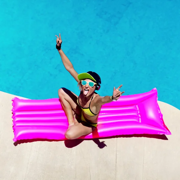 Moda Chica DJ fiesta de estilo en la piscina — Foto de Stock