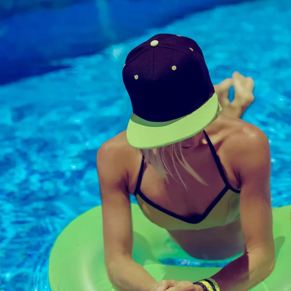 Glamorous Girl fiesta de verano en la piscina — Foto de Stock