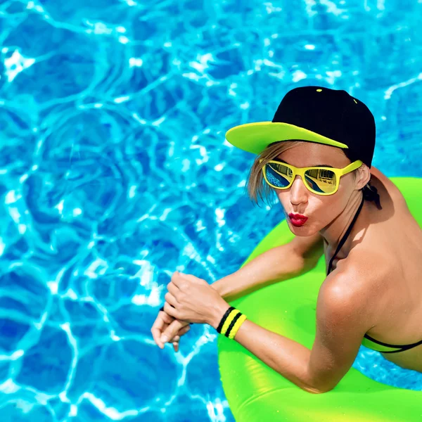 Festa calda in piscina. Sexy signora glamour — Foto Stock