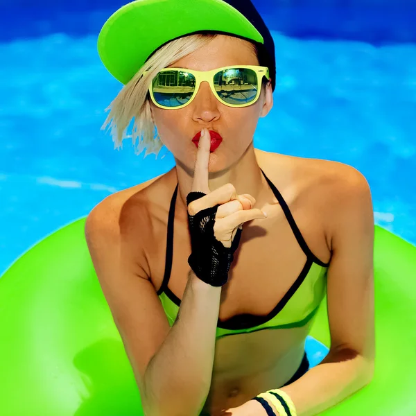 Secret Fashion Lady Festa quente na piscina — Fotografia de Stock