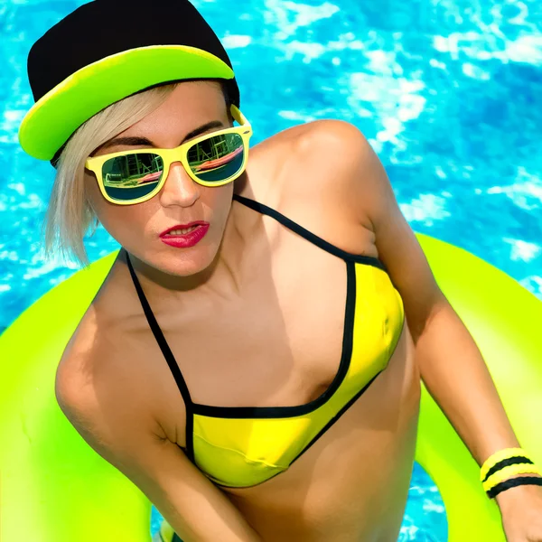 Modello glamour in piscina caldo stile party estivo — Foto Stock