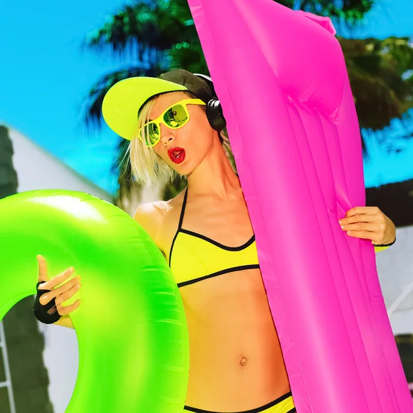 Sexy moda chica dj piscina caliente verano fiesta estilo — Foto de Stock