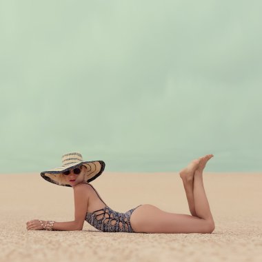 Moda Plajı'nda tatil çekici Bayan