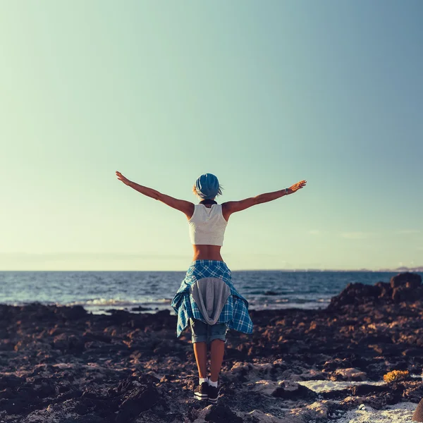 Modelo con estilo. Relájate. Beach Sunset light. libertad — Foto de Stock