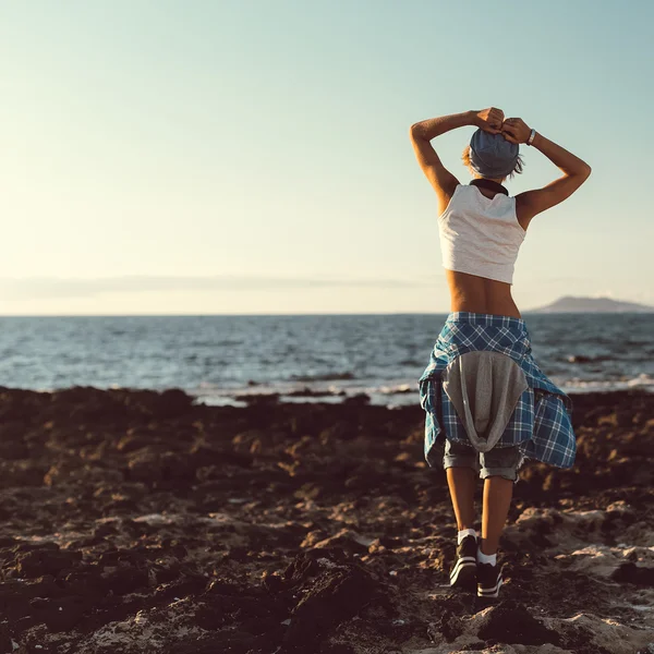 Snygg modell på stranden. Frihet och lycka — Stockfoto