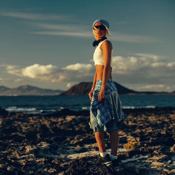 Stylowy model na plaży. Piękny zachód światło. — Zdjęcie stockowe