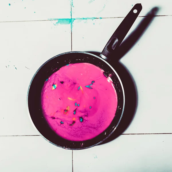 Desayuno para diseñadores. Pinturas en sartén. colores explosión — Foto de Stock