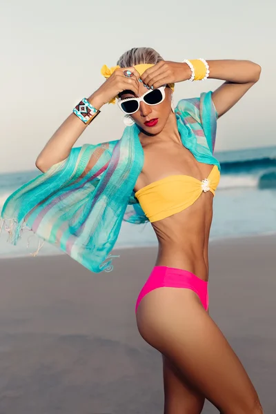 ファッショナブルな水着とアクスでスタイリッシュな魅力的な日焼けした女性 — ストック写真