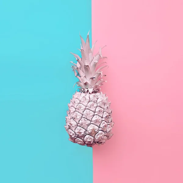 Mode nep ananas op exclusieve achtergrond. Minimalistische stijl — Stockfoto