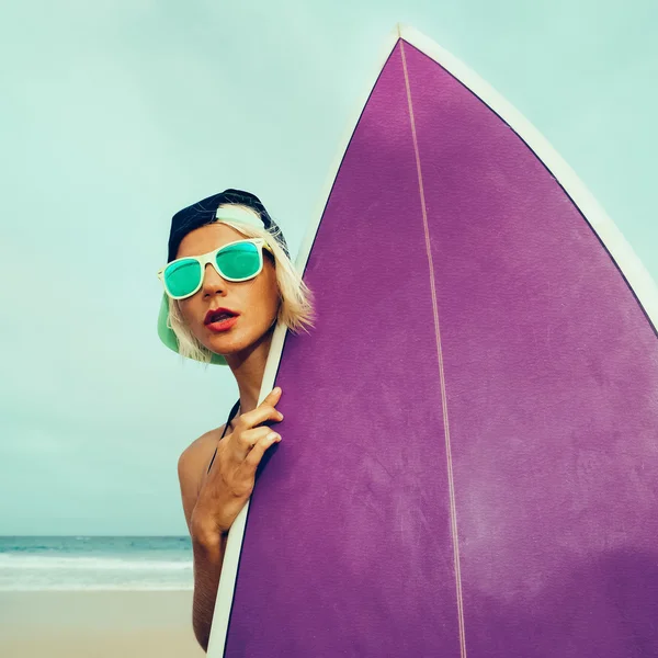 Laten we gaan surfen. Meisje met surfplank op het strand — Stockfoto