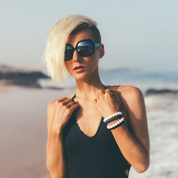 Elegante bionda passeggiando sulla spiaggia — Foto Stock