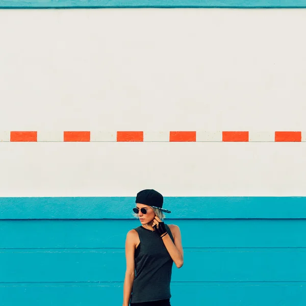 Chica con estilo de moda estilo urbano —  Fotos de Stock