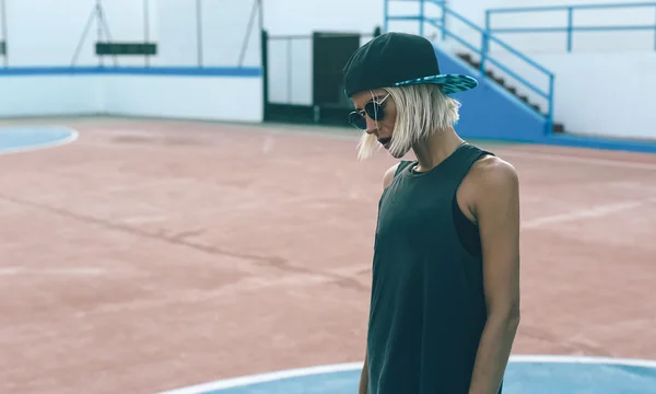 Caminhada, Campo de Futebol, Moda menina estilo urbano — Fotografia de Stock