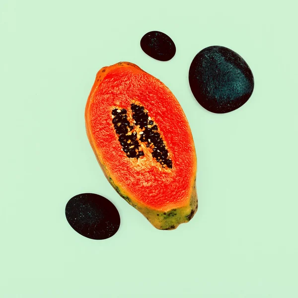 Frische Papaya und Steine. Design minimalistisches Foto — Stockfoto