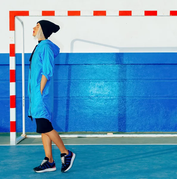 Ragazza alla moda in cappotto blu brillante nello stadio. Colore blu — Foto Stock