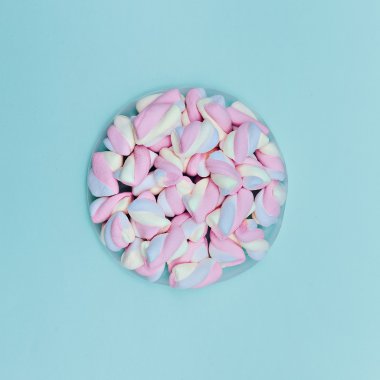 Sufle tatlılar plaka üzerinde. En az vanilya stili