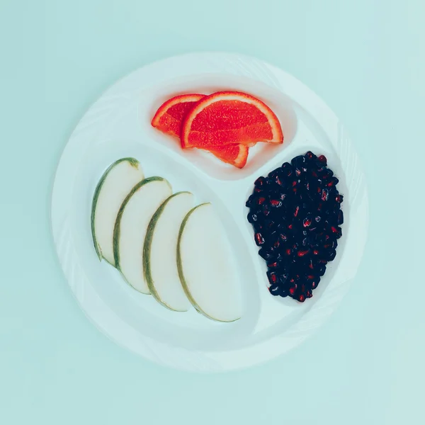 Misture fatias de frutas no prato. estilo mínimo — Fotografia de Stock