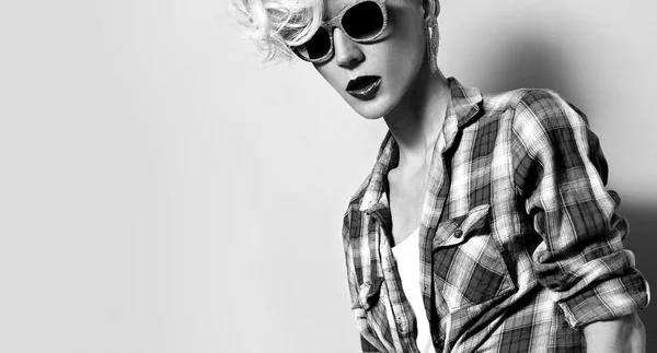Glamour ragazza con acconciatura moda e occhiali da sole alla moda — Foto Stock