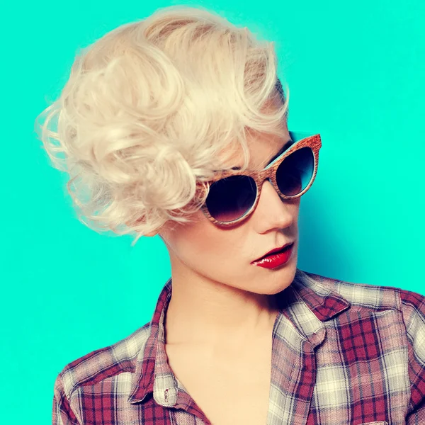 Glamour girl with fashion hairstyle and trendy sunglasses — Zdjęcie stockowe