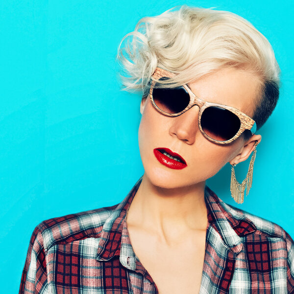 Гламурная леди с модной прической и модными солнцезащитными очками
