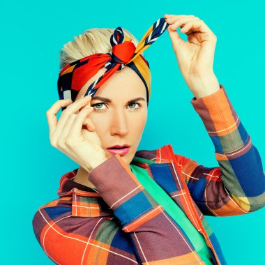 Çekici sarışın başörtüsü bağlamayı öğrenir