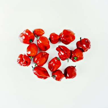 Beyaz zemin üzerine kırmızı biber. En az stili