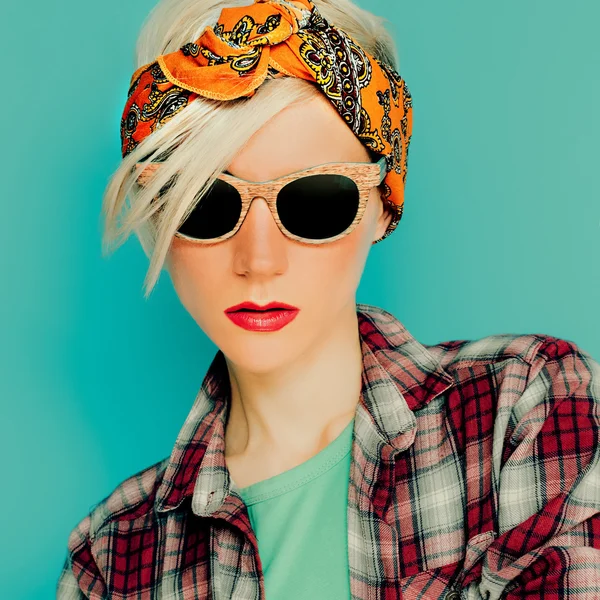 Fashion blond en foulard et lunettes de soleil tendance — Photo