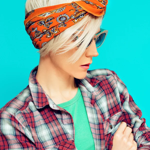 Mode blond meisje in trendy hoofddoek. — Stockfoto