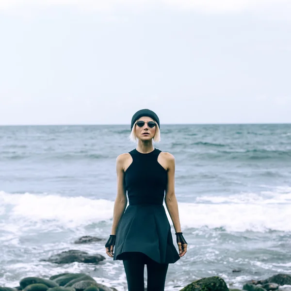 Menina na moda no passeio do oceano — Fotografia de Stock