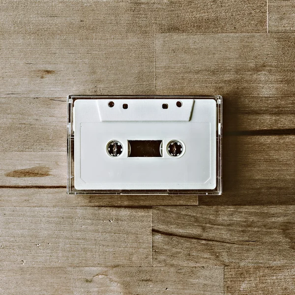 Cassette vintage sobre fondo de madera — Foto de Stock