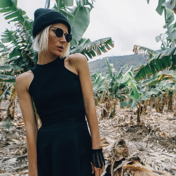 Fashion Lady in piedi nella piantagione di banane — Foto Stock