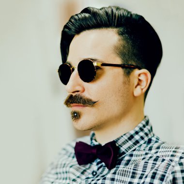 Şık moda saç kesimi ve bıyıklı adam. Retro tarzı