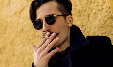 Yakışıklı hipster adam sigara ile