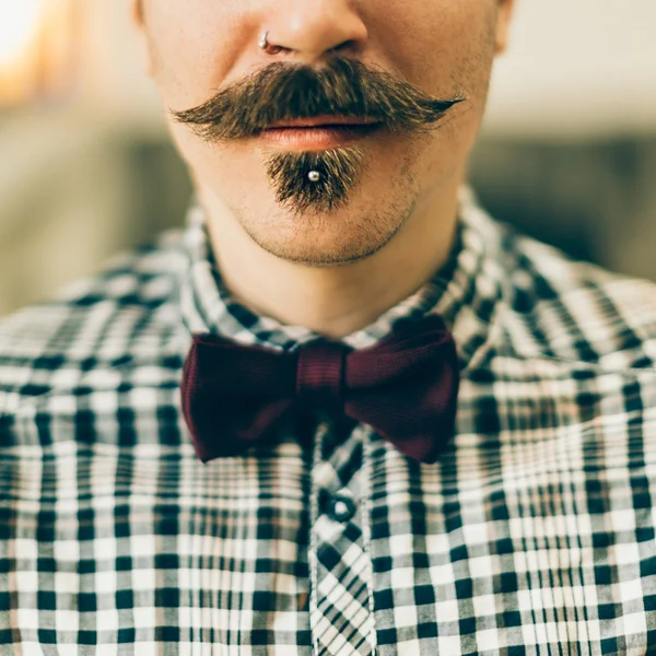 Bărbat frumos cu mustață retro elegantă — Fotografie, imagine de stoc