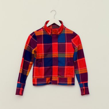 Beyaz arka plan üzerinde moda kareli ceket