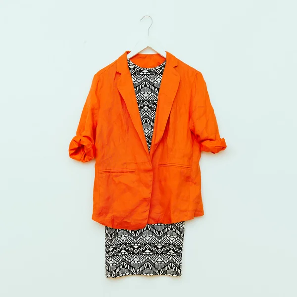 Vestido com estampas geométricas e casaco laranja. Look da moda — Fotografia de Stock
