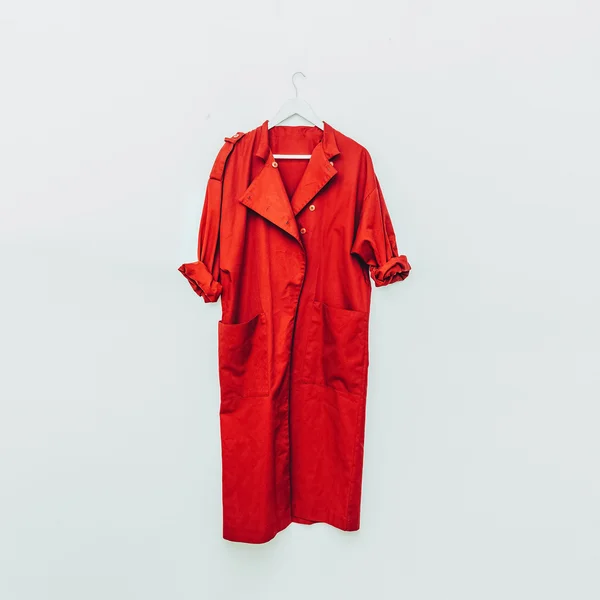 Manteau vintage rouge sur cintre . — Photo