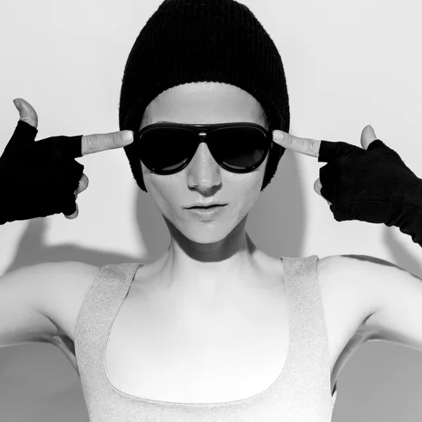 Şık kız moda güneş gözlüğü ve şapka — Stok fotoğraf
