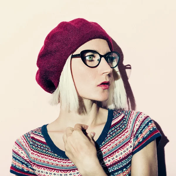 Sensual blond in  stylish beret — Stok fotoğraf